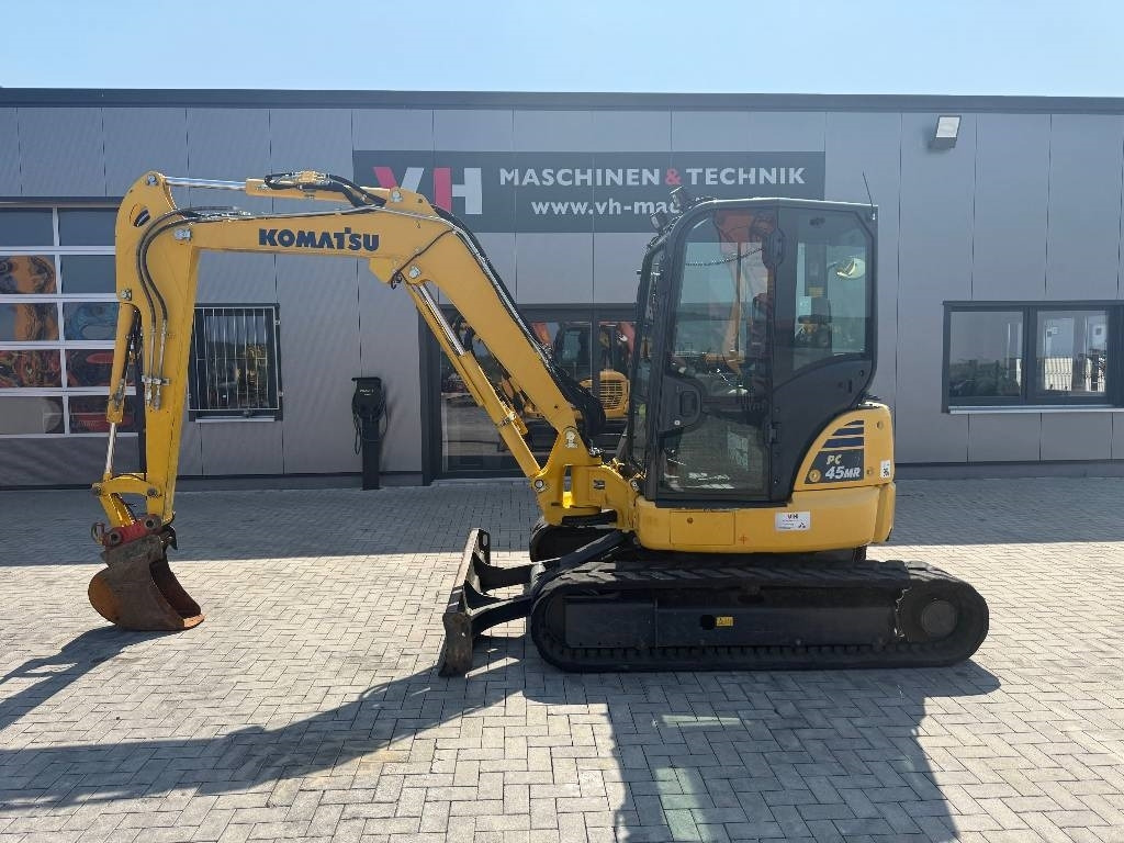 Komatsu PC 45 MR-5 - Minikotró: 2 kép. Komatsu PC 45 MR-5 - Minikotró: 2 kép.