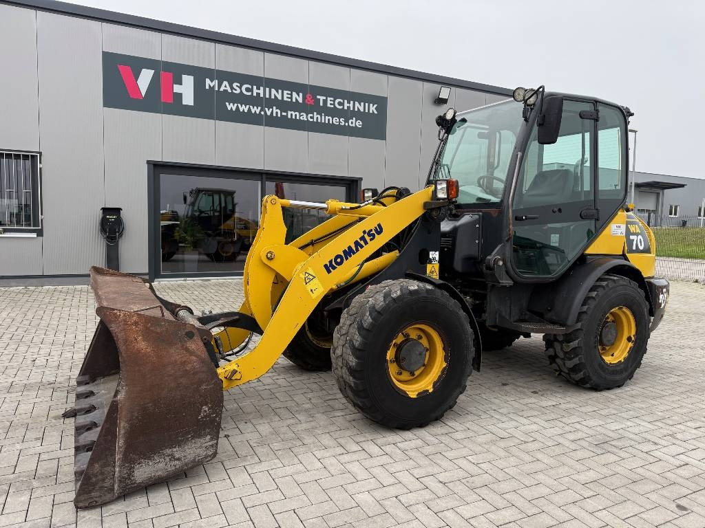 Komatsu WA 70-5 - Gumikerekes homlokrakodó: 1 kép. Komatsu WA 70-5 - Gumikerekes homlokrakodó: 1 kép.