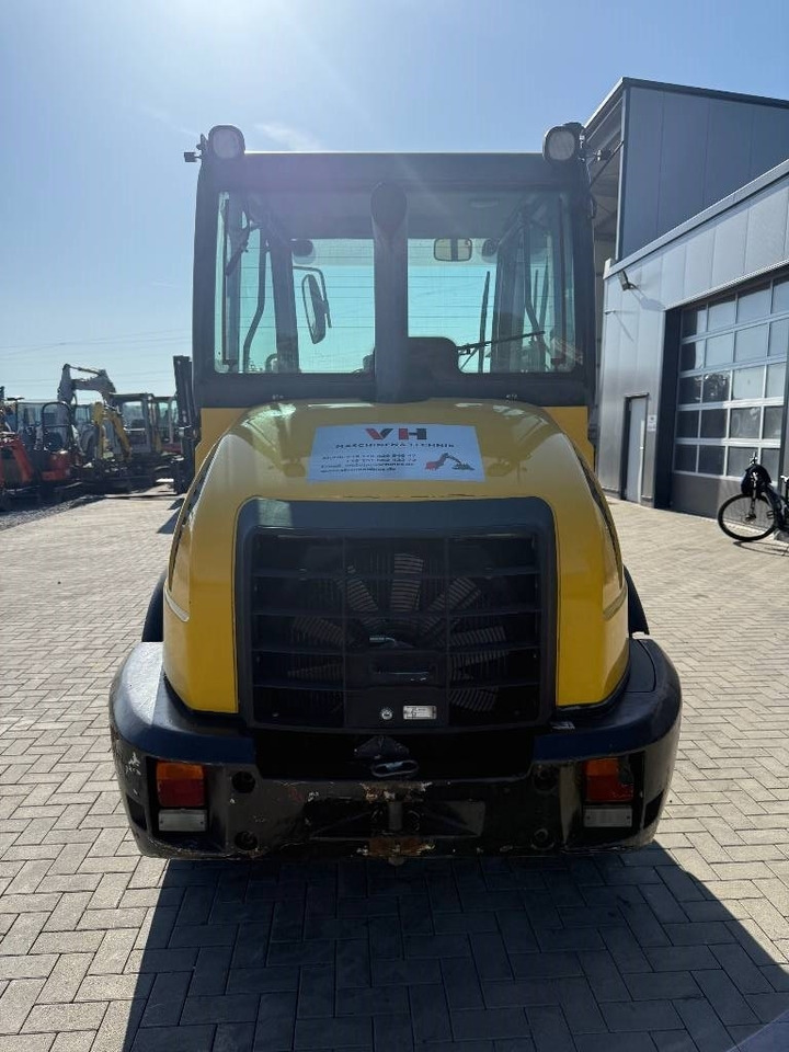 Komatsu WA 70-6 - Gumikerekes homlokrakodó: 4 kép. Komatsu WA 70-6 - Gumikerekes homlokrakodó: 4 kép.