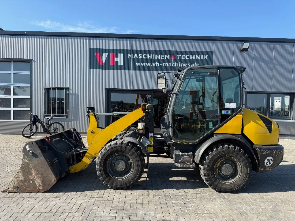 Komatsu WA 70-6 - Gumikerekes homlokrakodó: 2 kép. Komatsu WA 70-6 - Gumikerekes homlokrakodó: 2 kép.