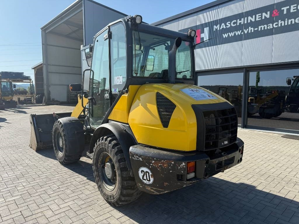 Komatsu WA 70-6 - Gumikerekes homlokrakodó: 3 kép. Komatsu WA 70-6 - Gumikerekes homlokrakodó: 3 kép.