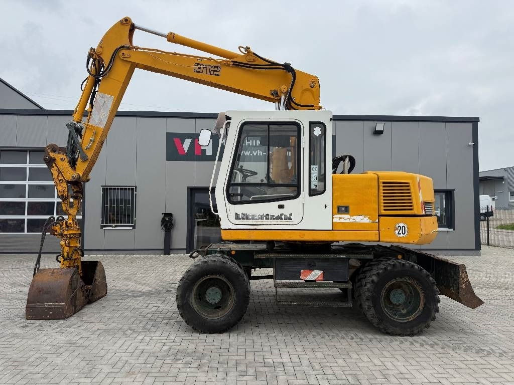 Liebherr A 312  - Gumikerekes kotró: 2 kép. Liebherr A 312  - Gumikerekes kotró: 2 kép.