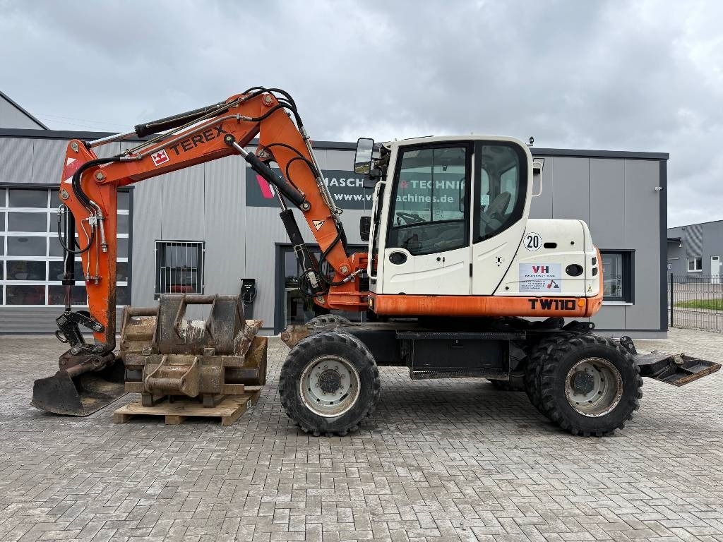 Terex TW 110 - Gumikerekes kotró: 2 kép. Terex TW 110 - Gumikerekes kotró: 2 kép.
