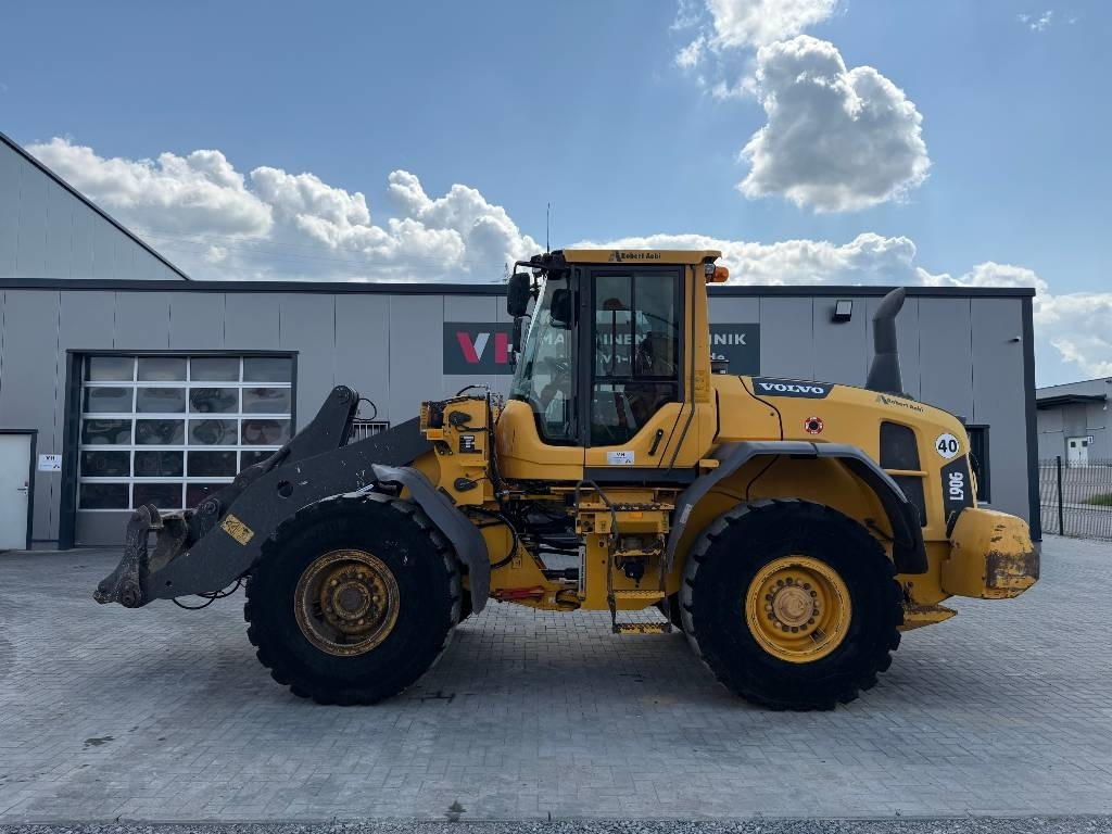 Volvo L 90 G - Gumikerekes homlokrakodó: 1 kép. Volvo L 90 G - Gumikerekes homlokrakodó: 1 kép.