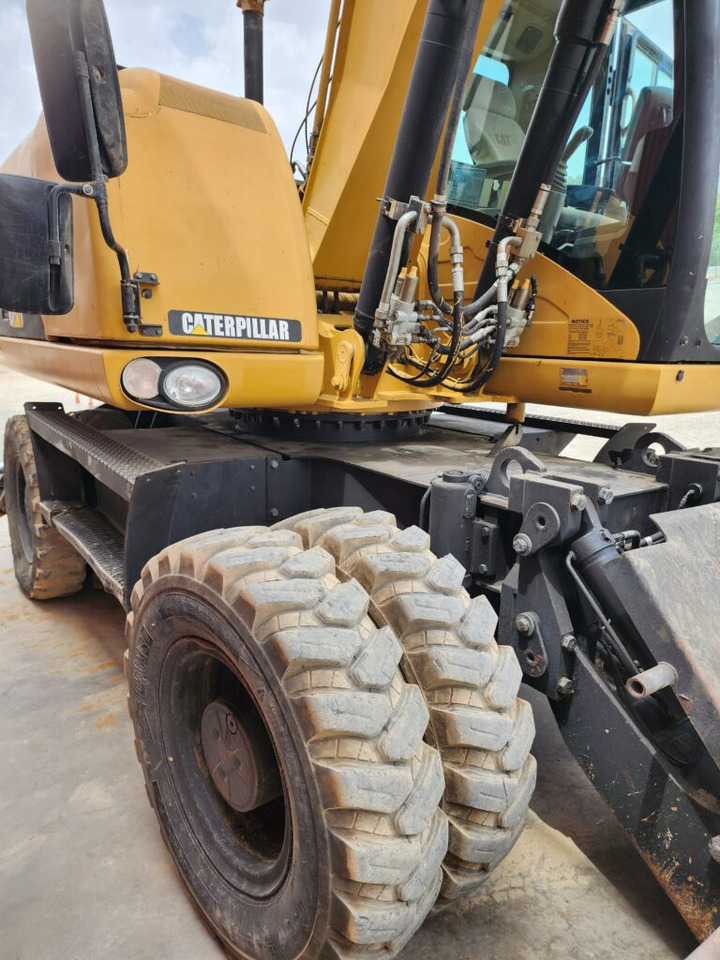 CAT M313D - Gumikerekes kotró: 4 kép. CAT M313D - Gumikerekes kotró: 4 kép.
