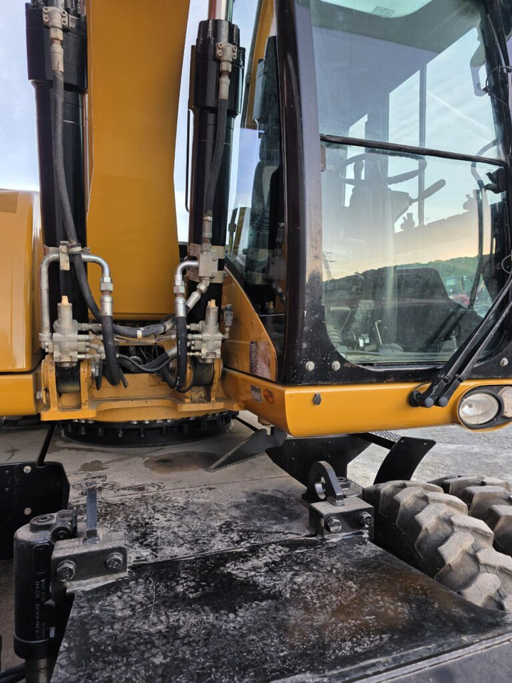 CAT M318D - Gumikerekes kotró: 4 kép. CAT M318D - Gumikerekes kotró: 4 kép.