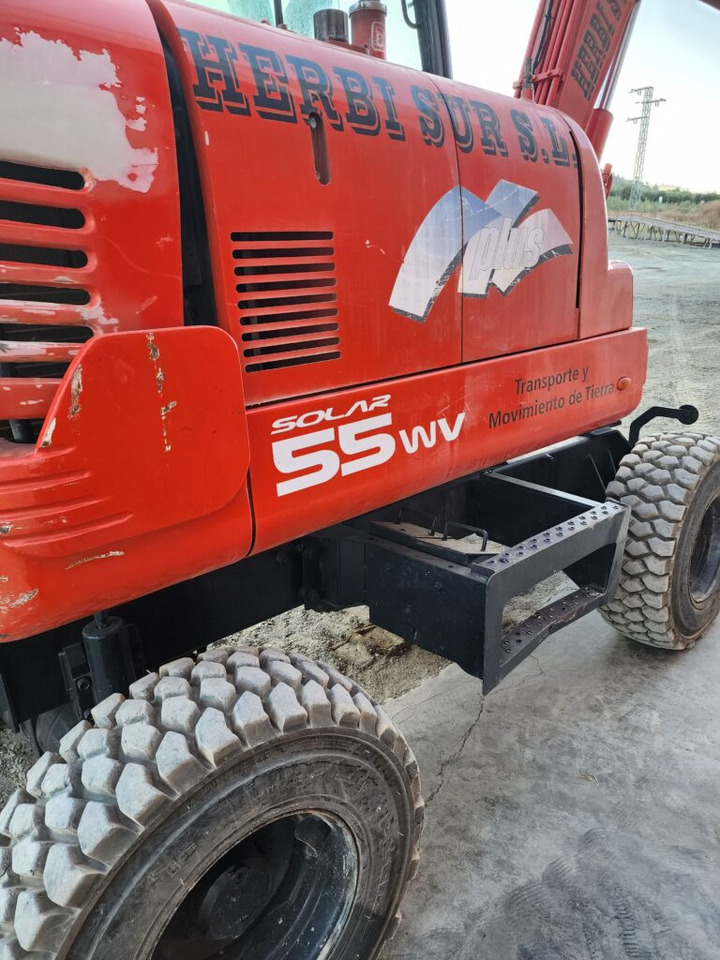 DAEWOO S55 - Gumikerekes kotró: 4 kép. DAEWOO S55 - Gumikerekes kotró: 4 kép.