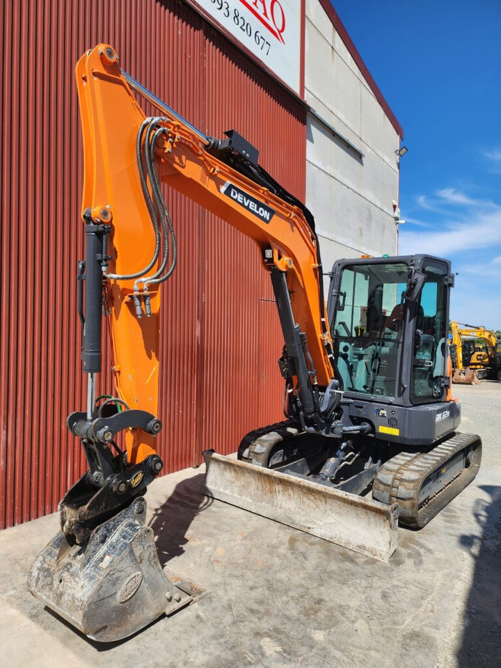 DEVELON DX62R-7 - Minikotró: 4 kép. DEVELON DX62R-7 - Minikotró: 4 kép.