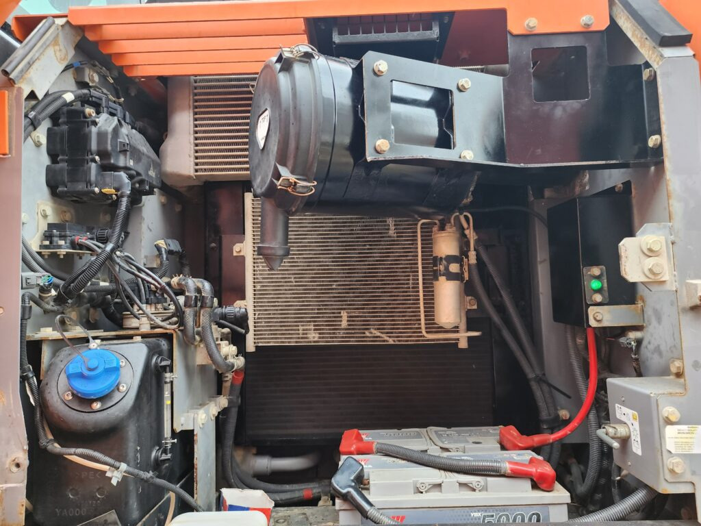 HITACHI ZX140W-6 - Gumikerekes kotró: 5 kép. HITACHI ZX140W-6 - Gumikerekes kotró: 5 kép.