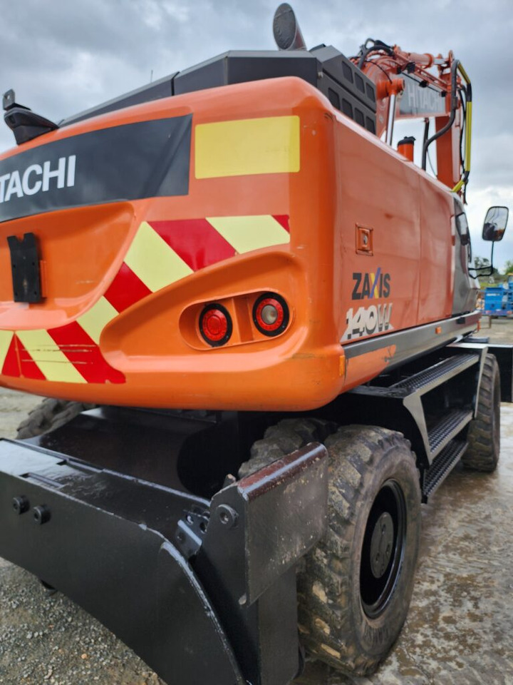 HITACHI ZX140W-6 - Gumikerekes kotró: 3 kép. HITACHI ZX140W-6 - Gumikerekes kotró: 3 kép.