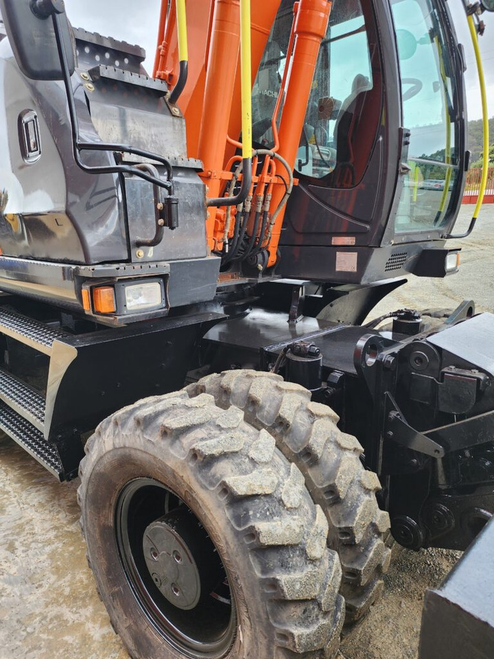 HITACHI ZX140W-6 - Gumikerekes kotró: 4 kép. HITACHI ZX140W-6 - Gumikerekes kotró: 4 kép.