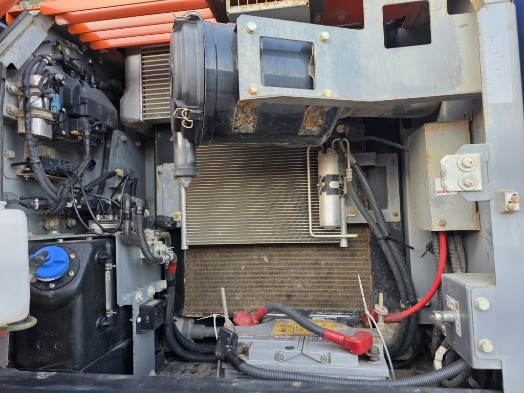 HITACHI ZX140W-6 - Gumikerekes kotró: 5 kép. HITACHI ZX140W-6 - Gumikerekes kotró: 5 kép.