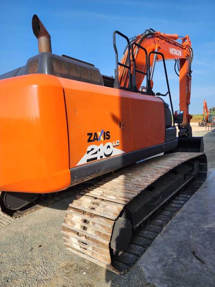 HITACHI ZX210LC-6 - Lánctalpas kotró: 4 kép. HITACHI ZX210LC-6 - Lánctalpas kotró: 4 kép.