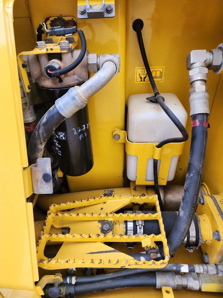 KOMATSU D61PX-23 - Buldózer: 4 kép. KOMATSU D61PX-23 - Buldózer: 4 kép.