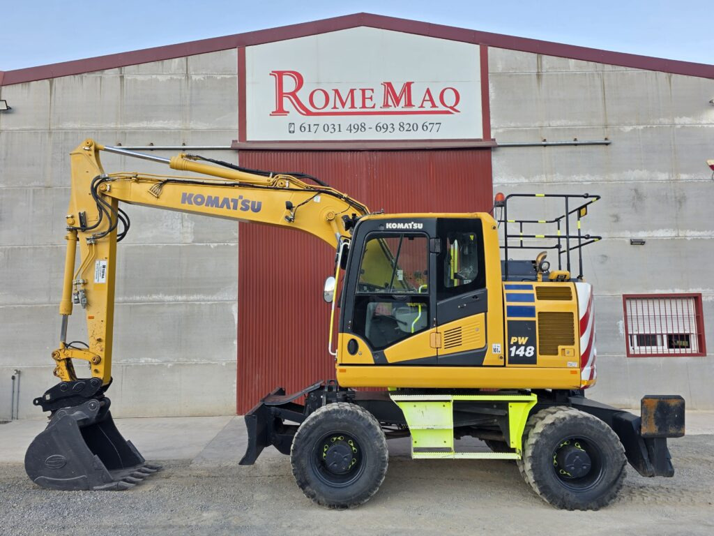 KOMATSU PW148-11 - Gumikerekes kotró: 1 kép. KOMATSU PW148-11 - Gumikerekes kotró: 1 kép.