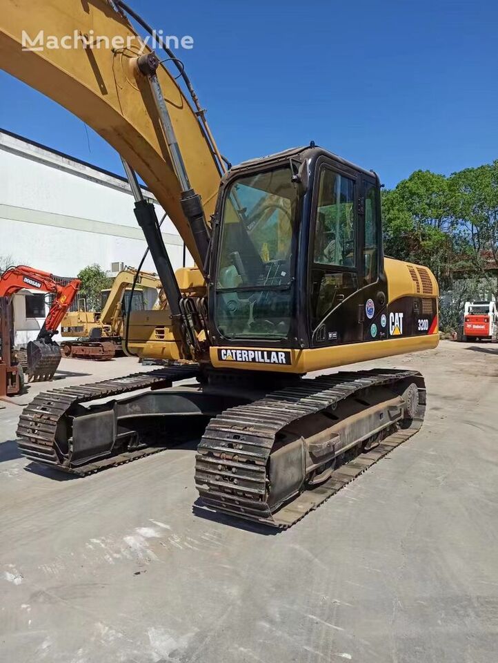 Caterpillar 320D - Lánctalpas kotró: 2 kép. Caterpillar 320D - Lánctalpas kotró: 2 kép.