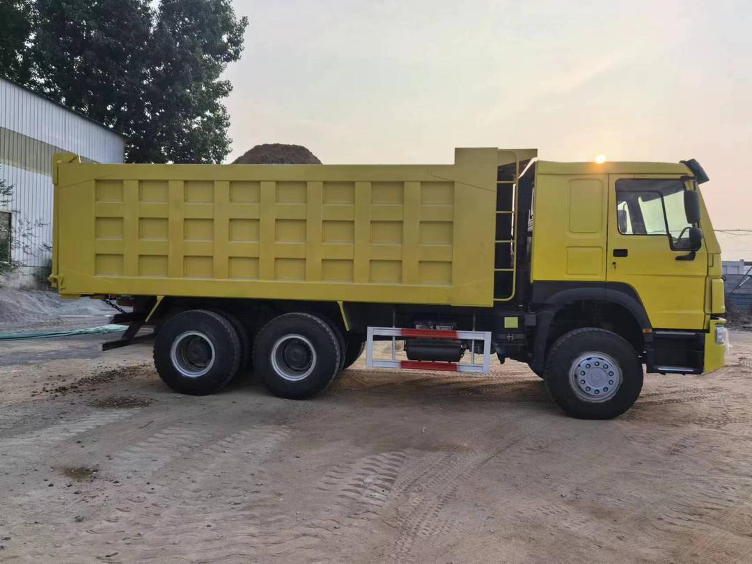 Howo Tipper Truck 371 - Billenőplatós teherautó: 2 kép. Howo Tipper Truck 371 - Billenőplatós teherautó: 2 kép.