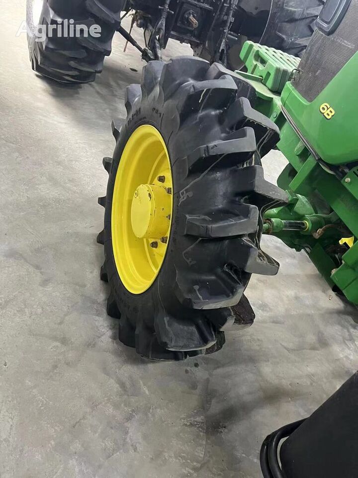 John Deere 1404 - Traktor: 2 kép. John Deere 1404 - Traktor: 2 kép.