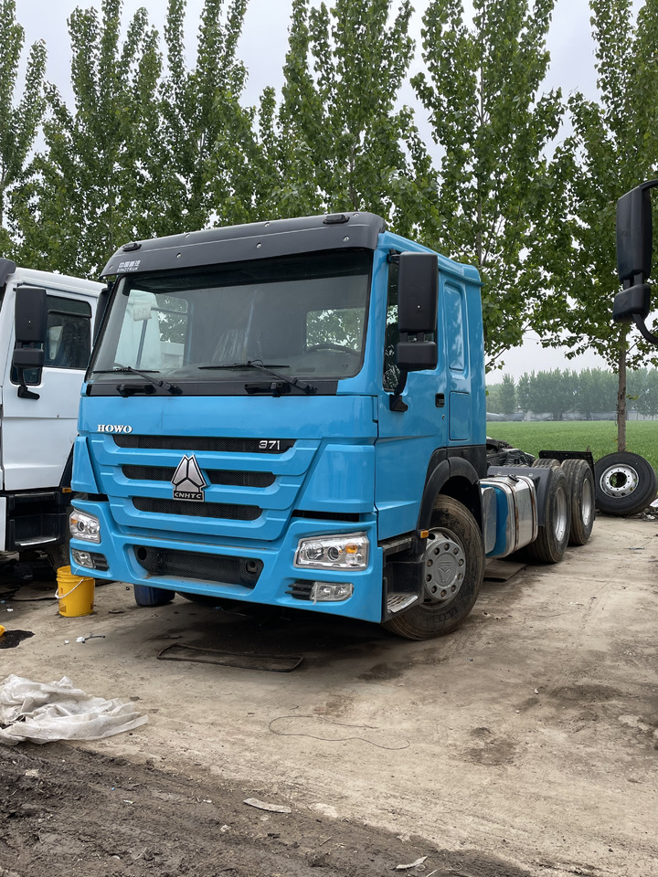 HOWO 6X4 TRACTOR SINOTRUCK 371HP - Nyergesvontató: 1 kép. HOWO 6X4 TRACTOR SINOTRUCK 371HP - Nyergesvontató: 1 kép.