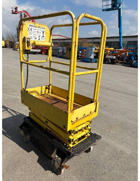 Boss 4,55m Arbeitsbühne Personenlift, BJ 2009 - Ollós emelő: 4 kép. Boss 4,55m Arbeitsbühne Personenlift, BJ 2009 - Ollós emelő: 4 kép.