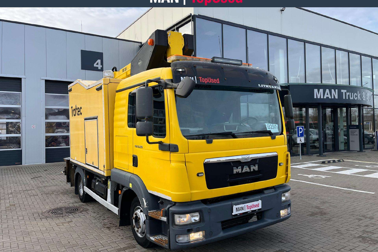 MAN 8.220 4X2 bokštelis(9291) - Darus autó: 2 kép. MAN 8.220 4X2 bokštelis(9291) - Darus autó: 2 kép.