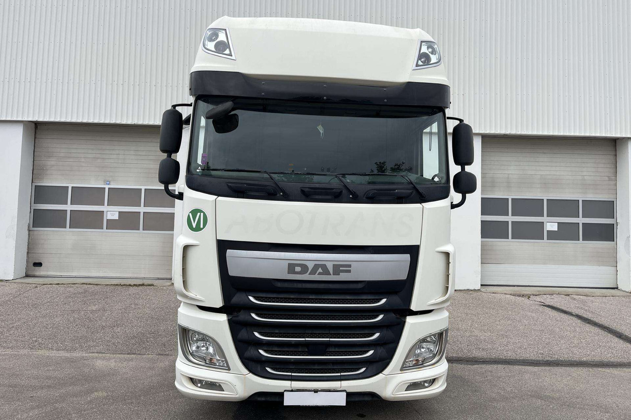 DAF XF 460 FT (8576) - Nyergesvontató: 2 kép. DAF XF 460 FT (8576) - Nyergesvontató: 2 kép.
