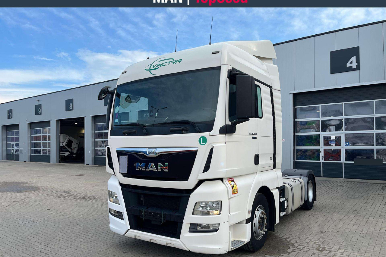 MAN TGX 18.440 4X2 Retarder (8815) - Nyergesvontató: 1 kép. MAN TGX 18.440 4X2 Retarder (8815) - Nyergesvontató: 1 kép.