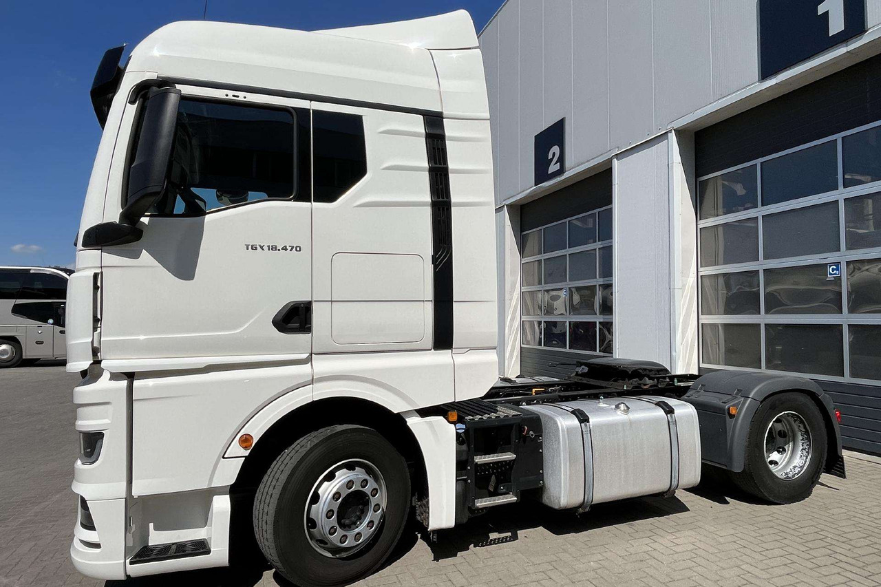 MAN TGX 18.470 GM Cab (1311) - Nyergesvontató: 3 kép. MAN TGX 18.470 GM Cab (1311) - Nyergesvontató: 3 kép.