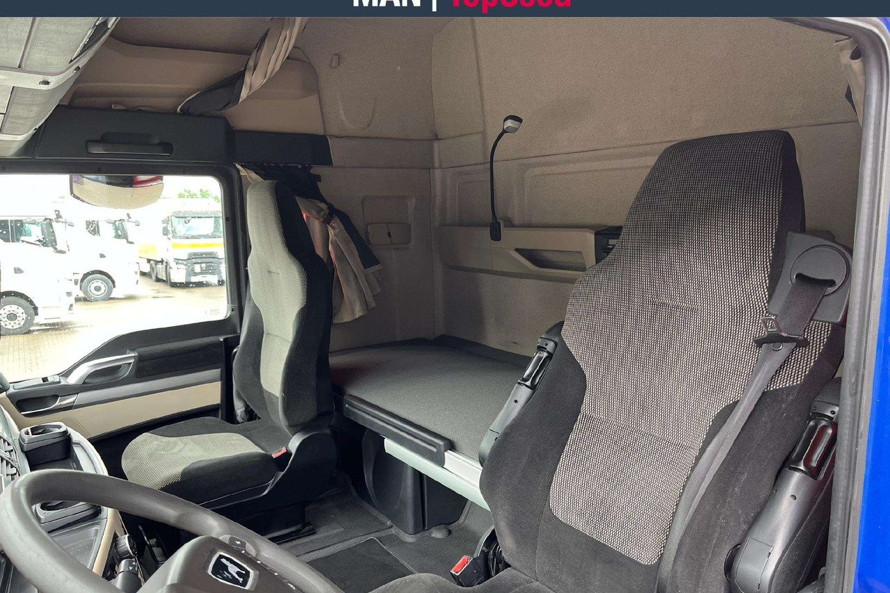 MAN TGX 18.500 XLX Cab Retarder (8739) - Nyergesvontató: 5 kép. MAN TGX 18.500 XLX Cab Retarder (8739) - Nyergesvontató: 5 kép.
