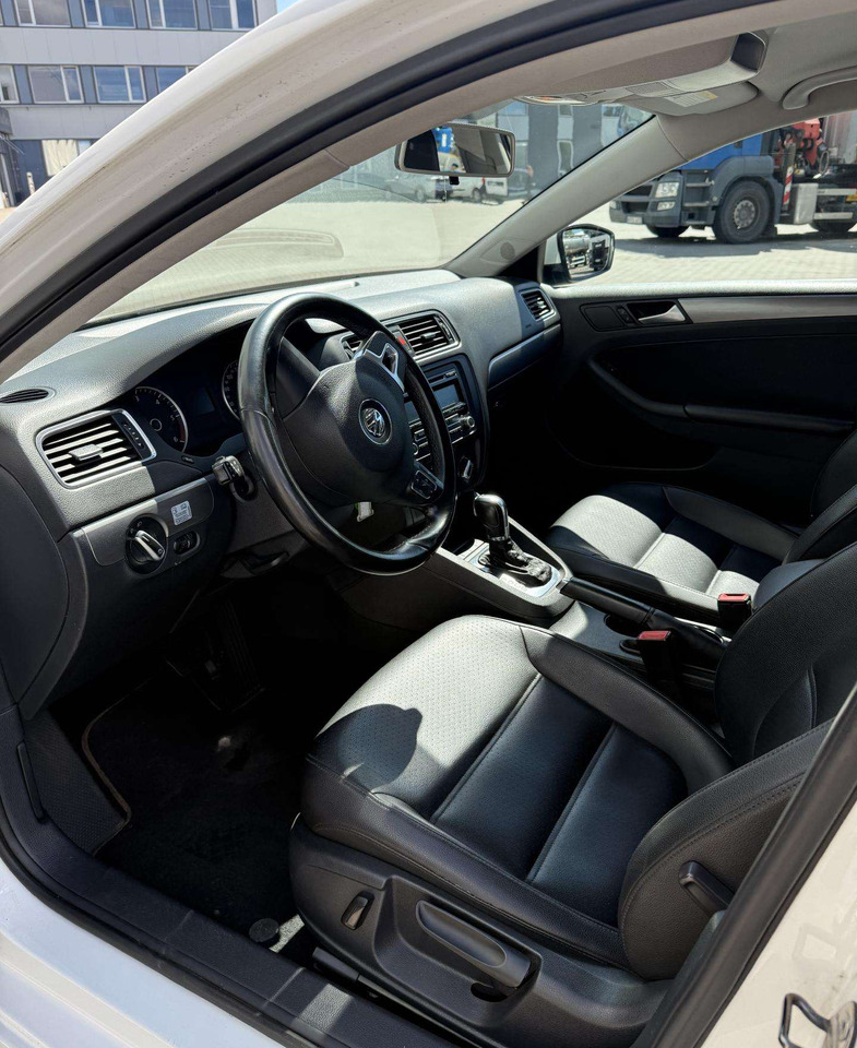 Szedán Volkswagen Jetta: 9 kép.