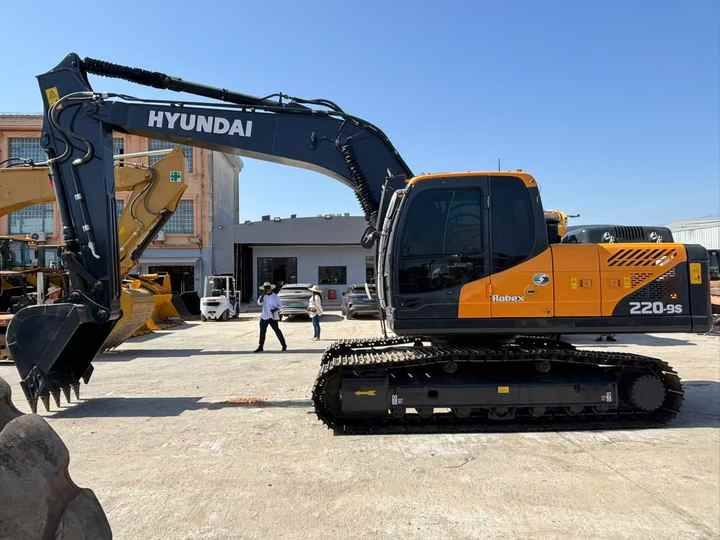 2024 New Hyundai HX220L Crawler Excavator South Korea Made ,22ton Tracked Shovel HX220 Hyundai HX220 Crawler Excavator - Kotrógép: 2 kép. 2024 New Hyundai HX220L Crawler Excavator South Korea Made ,22ton Tracked Shovel HX220 Hyundai HX220 Crawler Excavator - Kotrógép: 2 kép.