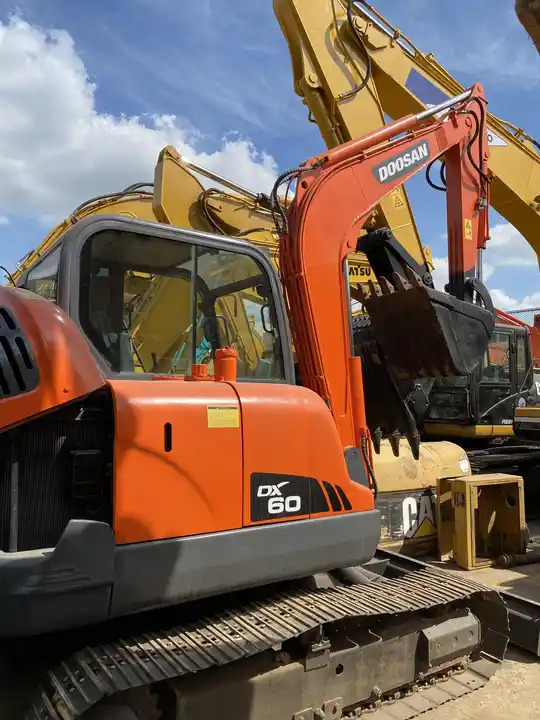 6tons doosan excavator used dx60 dh60 dx55 dh55 mini excavator free shipping - Lánctalpas kotró: 3 kép. 6tons doosan excavator used dx60 dh60 dx55 dh55 mini excavator free shipping - Lánctalpas kotró: 3 kép.
