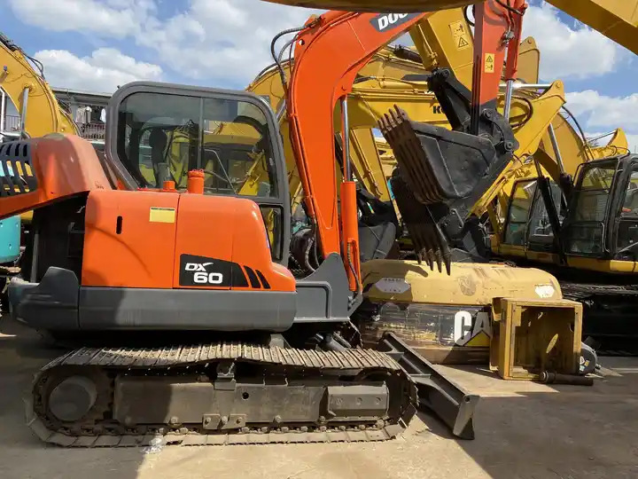 6tons doosan excavator used dx60 dh60 dx55 dh55 mini excavator free shipping - Lánctalpas kotró: 4 kép. 6tons doosan excavator used dx60 dh60 dx55 dh55 mini excavator free shipping - Lánctalpas kotró: 4 kép.