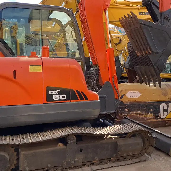 6tons doosan excavator used dx60 dh60 dx55 dh55 mini excavator free shipping - Lánctalpas kotró: 2 kép. 6tons doosan excavator used dx60 dh60 dx55 dh55 mini excavator free shipping - Lánctalpas kotró: 2 kép.