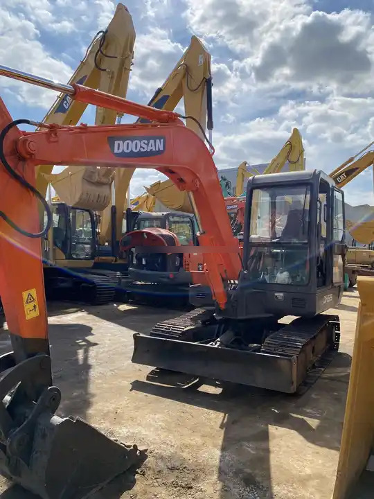 Doosan DH55-V Used Excavator Crawler Excavator Second Hand Japan Engine DH55-V Doosan Excavator in stock for sale - Minikotró: 4 kép. Doosan DH55-V Used Excavator Crawler Excavator Second Hand Japan Engine DH55-V Doosan Excavator in stock for sale - Minikotró: 4 kép.