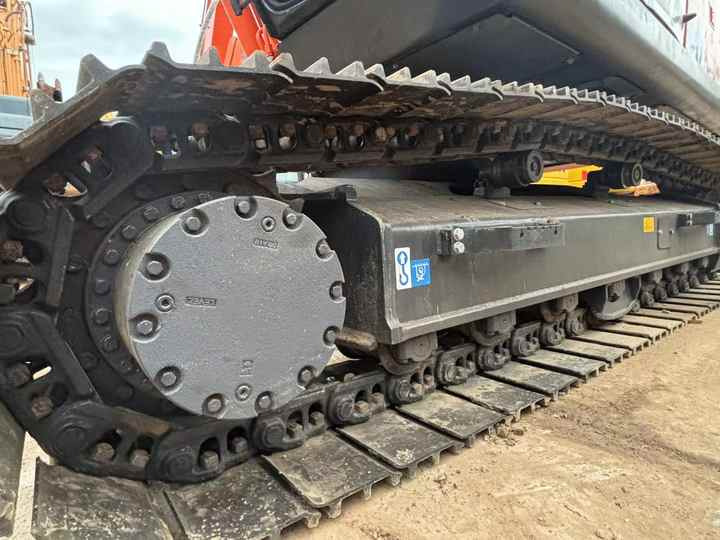 Excavator used Hitachi ZX200 ZX120, excavator original japan Hitachi, excavator original Japan used excavator Hitachi - Lánctalpas kotró: 2 kép. Excavator used Hitachi ZX200 ZX120, excavator original japan Hitachi, excavator original Japan used excavator Hitachi - Lánctalpas kotró: 2 kép.