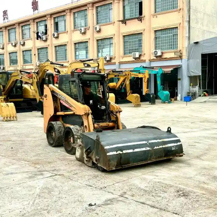 Factory Price case 420 Mini Skid Steer Loader Free After Sale 420 430 440 Mini Skid Steer Loader with Brand Engine - Mini homlokrakodó: 4 kép. Factory Price case 420 Mini Skid Steer Loader Free After Sale 420 430 440 Mini Skid Steer Loader with Brand Engine - Mini homlokrakodó: 4 kép.