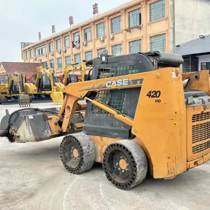 Factory Price case 420 Mini Skid Steer Loader Free After Sale 420 430 440 Mini Skid Steer Loader with Brand Engine - Mini homlokrakodó: 3 kép. Factory Price case 420 Mini Skid Steer Loader Free After Sale 420 430 440 Mini Skid Steer Loader with Brand Engine - Mini homlokrakodó: 3 kép.