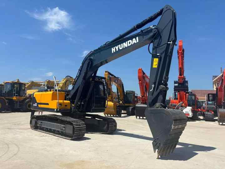 HYUNDAI 96% New HX220s Used Excavator, Korea 22 Ton HX210 HX225 HX 210 220 225 9S 22Ton Crawler Radio Digger Equipment Machine - Kotrógép: 2 kép. HYUNDAI 96% New HX220s Used Excavator, Korea 22 Ton HX210 HX225 HX 210 220 225 9S 22Ton Crawler Radio Digger Equipment Machine - Kotrógép: 2 kép.