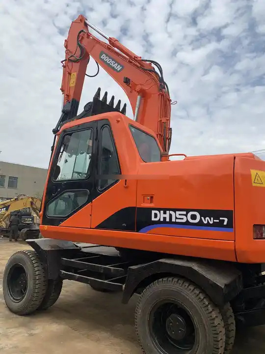 High Efficient Used Excavator Doosan 150w-7 For Sale Second Hand Good Quality DH150W Excavator with Good Condition - Lánctalpas kotró: 3 kép. High Efficient Used Excavator Doosan 150w-7 For Sale Second Hand Good Quality DH150W Excavator with Good Condition - Lánctalpas kotró: 3 kép.