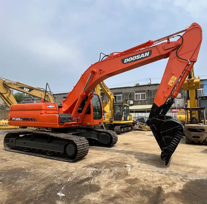 High Quality Original Korea Nice Performance Used Excavator Doosan Dx225lc,Dx225 Model For Sale 22.5ton Best Price In Shanghai - Lánctalpas kotró: 3 kép. High Quality Original Korea Nice Performance Used Excavator Doosan Dx225lc,Dx225 Model For Sale 22.5ton Best Price In Shanghai - Lánctalpas kotró: 3 kép.