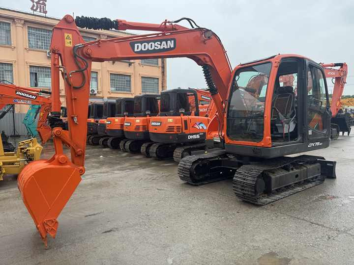 Hot Sale Used Doosan DX75-9C Excavator Doosan 7.5 Ton Crawler Digger Original Equipment - Lánctalpas kotró: 2 kép. Hot Sale Used Doosan DX75-9C Excavator Doosan 7.5 Ton Crawler Digger Original Equipment - Lánctalpas kotró: 2 kép.