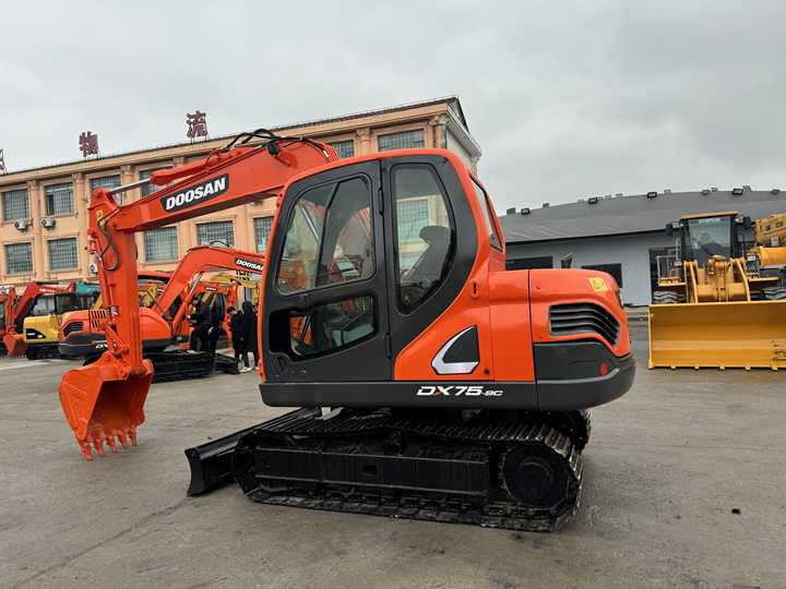 Hot Sale Used Doosan DX75-9C Excavator Doosan 7.5 Ton Crawler Digger Original Equipment - Lánctalpas kotró: 2 kép. Hot Sale Used Doosan DX75-9C Excavator Doosan 7.5 Ton Crawler Digger Original Equipment - Lánctalpas kotró: 2 kép.