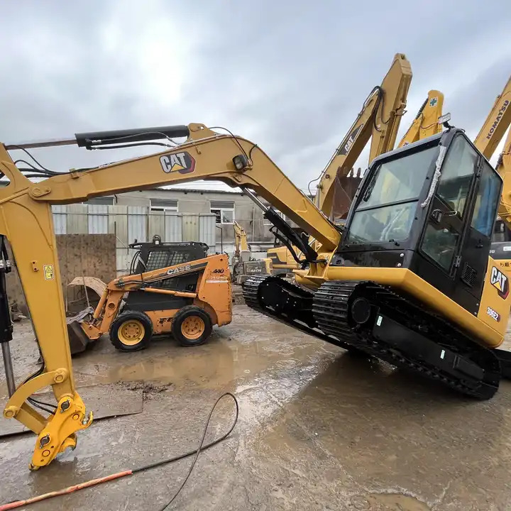 Japan CAT 306E 306E2 306D 305.5 307 308 excavator 95% new retro CAT 305.5 5.5tons with mini excavator bucket - Lánctalpas kotró: 1 kép. Japan CAT 306E 306E2 306D 305.5 307 308 excavator 95% new retro CAT 305.5 5.5tons with mini excavator bucket - Lánctalpas kotró: 1 kép.