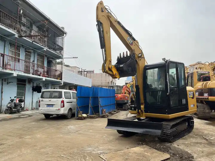 Japan CAT 306E 306E2 306D 305.5 307 308 excavator 95% new retro CAT 305.5 5.5tons with mini excavator bucket - Lánctalpas kotró: 3 kép. Japan CAT 306E 306E2 306D 305.5 307 308 excavator 95% new retro CAT 305.5 5.5tons with mini excavator bucket - Lánctalpas kotró: 3 kép.