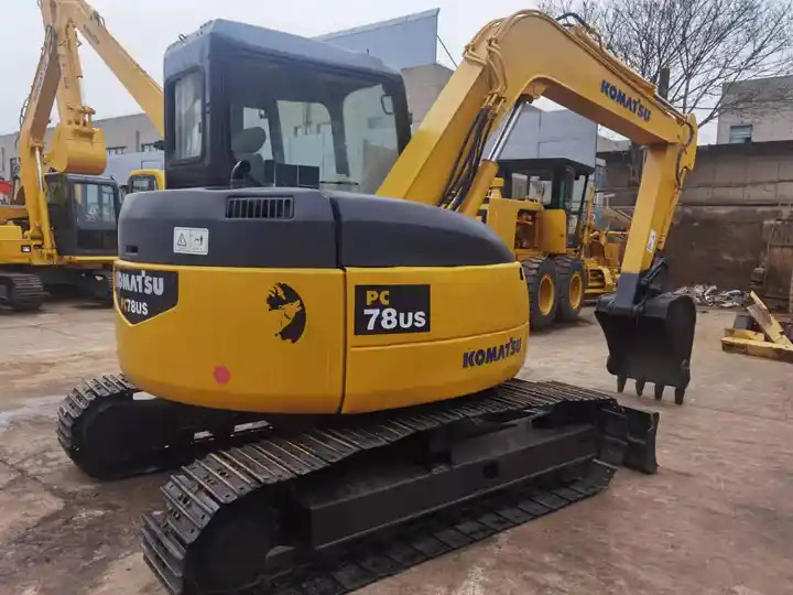 Japan Surplus Backhoe Excavator Komatsu Pc78us Pc60 Tracked Excavator With Blade Dozer For The Philippines in Shanghai - Lánctalpas kotró: 2 kép. Japan Surplus Backhoe Excavator Komatsu Pc78us Pc60 Tracked Excavator With Blade Dozer For The Philippines in Shanghai - Lánctalpas kotró: 2 kép.