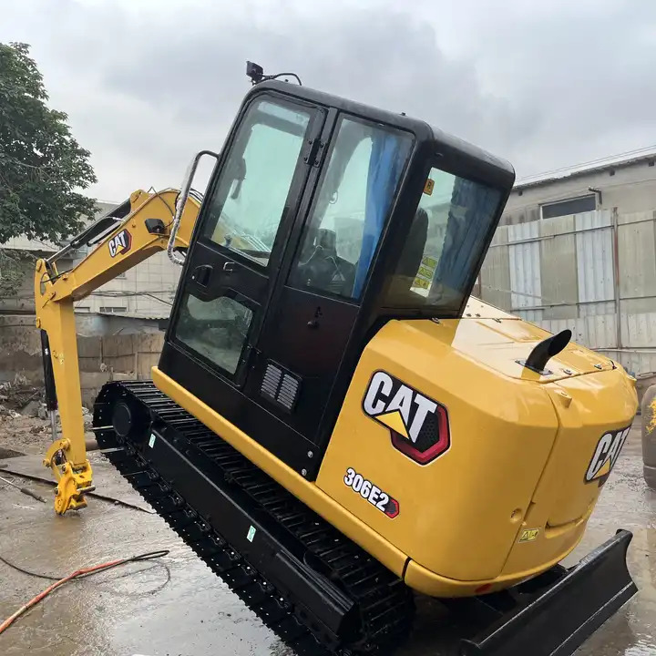 Japan excavator 6ton CAT 306E 306E2 306D 305.5 307 308 excavator 95% new retro CAT 305.5 5.5tons with mini excavator bucket - Lánctalpas kotró: 2 kép. Japan excavator 6ton CAT 306E 306E2 306D 305.5 307 308 excavator 95% new retro CAT 305.5 5.5tons with mini excavator bucket - Lánctalpas kotró: 2 kép.
