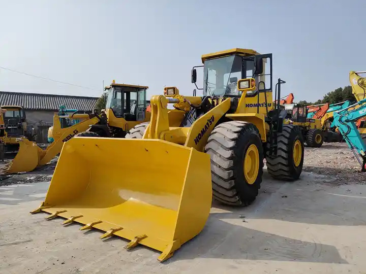 Japan original Used Komatsu WA380 WA 470 payloader komatsu front end loader komatsu wa380-3 WA470-3 loader - Gumikerekes homlokrakodó: 3 kép. Japan original Used Komatsu WA380 WA 470 payloader komatsu front end loader komatsu wa380-3 WA470-3 loader - Gumikerekes homlokrakodó: 3 kép.