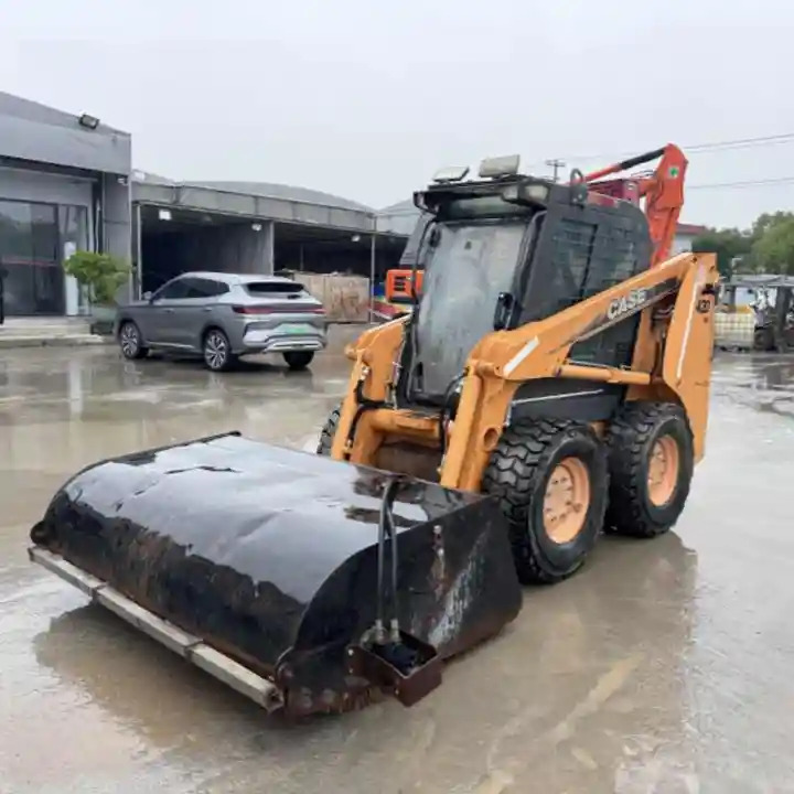 Original Second hand CASE skid steer loader 420 for sale compact skid steers loaders 440 430 420 in stock - Mini homlokrakodó: 2 kép. Original Second hand CASE skid steer loader 420 for sale compact skid steers loaders 440 430 420 in stock - Mini homlokrakodó: 2 kép.