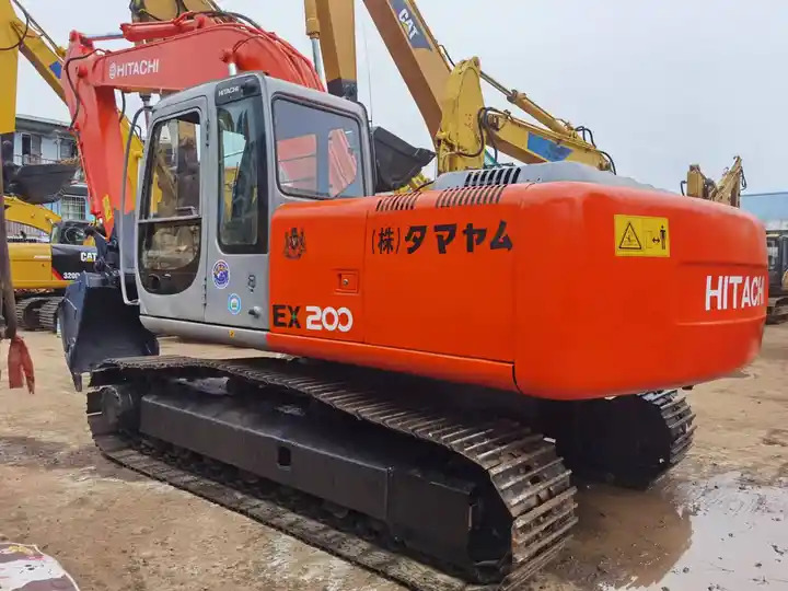 Popular Second Hand Hitachi Excavator Ex200 Used Hitachi Crawler Digger Original Made In Japan at Low Price For Sale - Lánctalpas kotró: 2 kép. Popular Second Hand Hitachi Excavator Ex200 Used Hitachi Crawler Digger Original Made In Japan at Low Price For Sale - Lánctalpas kotró: 2 kép.